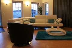 grosszuegige-couch-im-wohnbereich